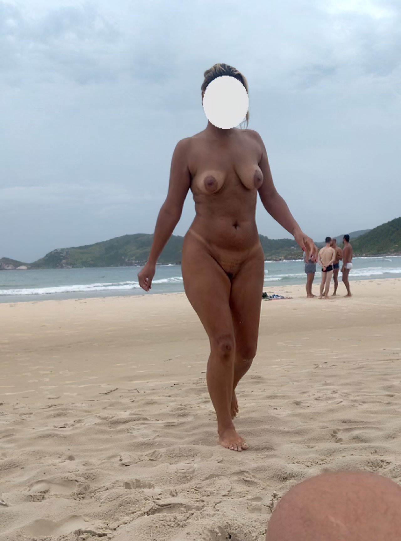 Mulheres gostosas na praia de nudismo